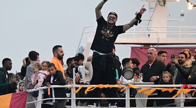 Mauro Icardi sends a '4' message to Fenerbahçe.