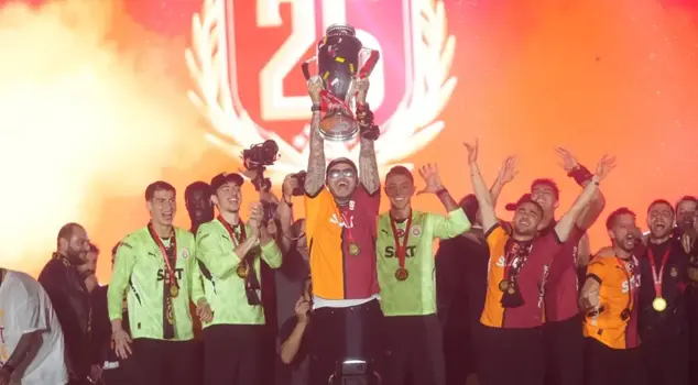 The champion Galatasaray lifted the Super League trophy at Yenikapı.