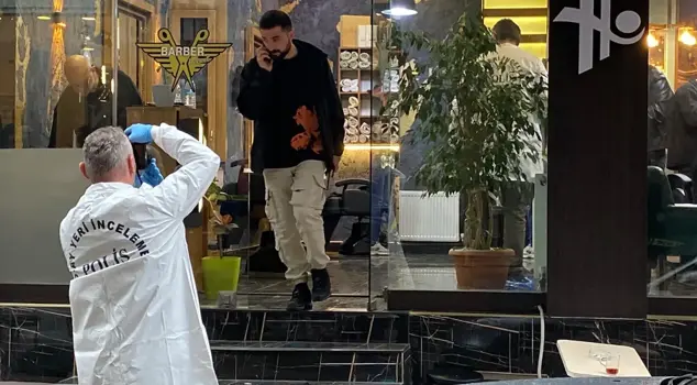 Berberde حلاقة كان، أخوه ضربه من خلف رأسه وقتله.