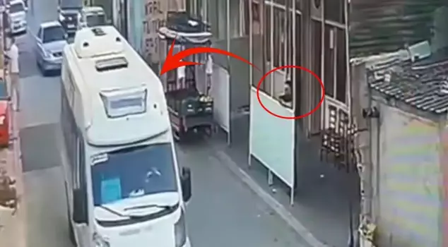 He opened fire from the minibus he was riding and shot his rival; those moments were captured on camera.