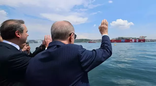 Historic moment in the Istanbul Strait! President Erdoğan bid farewell to 'Osman Gazi' as it set sail for the Black Sea.