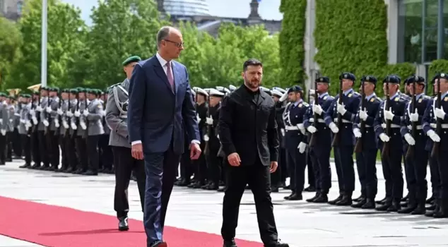 Zelensky wore a suit for the first time during his visit to Germany.