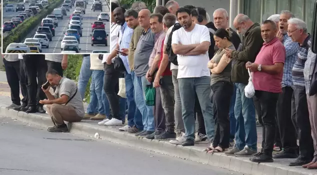 Chaos continues in İzmir, where 23,000 workers have gone on strike.
