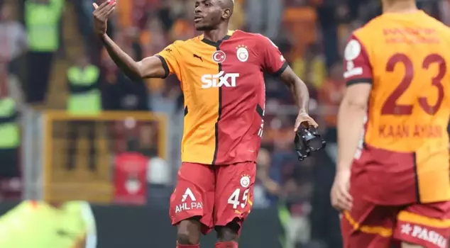 Tension during the break! Osimhen called Ba to the locker room corridor.