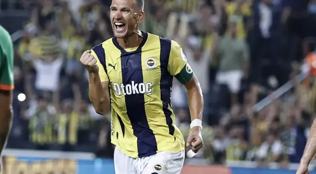 Edin Dzeko said goodbye to Fenerbahçe.