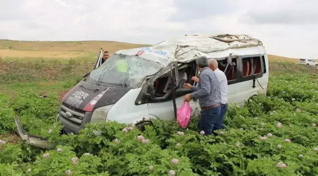 A passenger minibus overturned in Amasya: 1 dead, 4 injured.