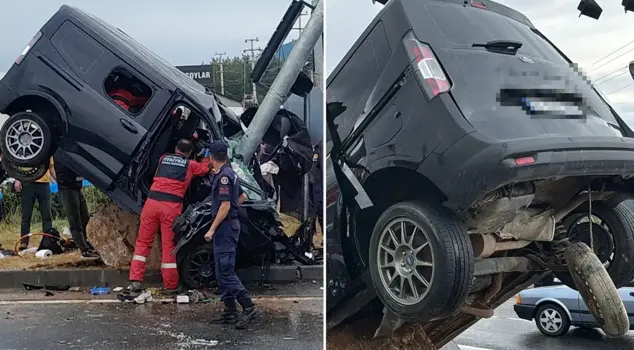 The vehicle that crashed into the pole split in two: The driver lost their life.