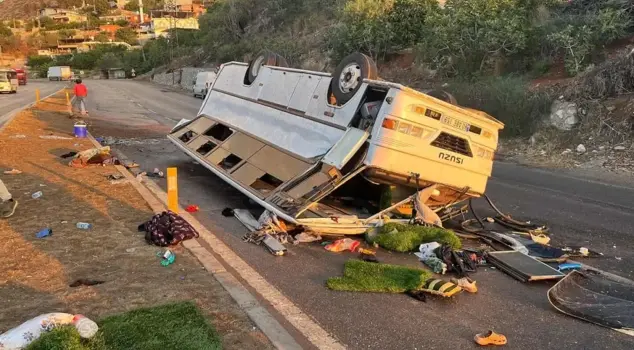 A minibus overturned in Hatay: 25 injured.