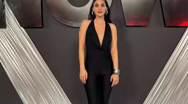 The star of Kızıl Goncalar, Sitare Akbaş, kicked off the season in Bodrum with her boyfriend.