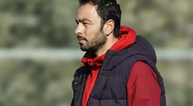 سلجوق إينان الذي تم تعيينه من قبل كوجالي سبور يوقع عقدًا مع اللاعب الدولي.