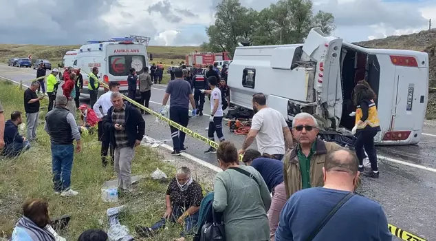 Minibus overturned off the road after a condolence visit: 2 dead, 27 injured.