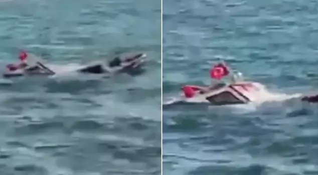 آيفاليك، غارقة قارب الصيد في المياه.
