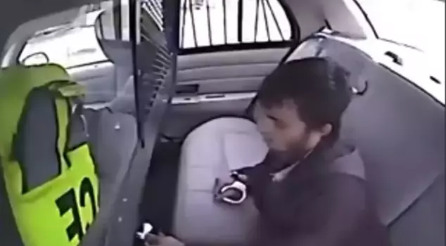 He wanted to escape from the police car, but it ended terribly.