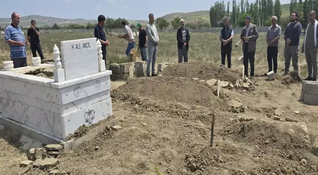 In the ongoing electoral feud that has lasted for 6 years, blood was shed once again: Father and son were laid to rest.