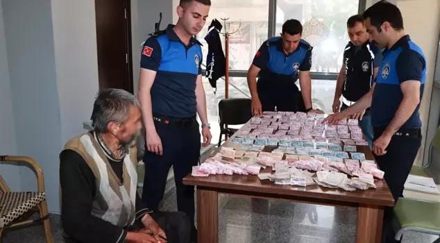 The money taken from the beggar was counted by 4 municipal officers.