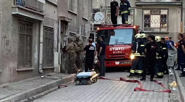 Çocuğun koruma altına alınmasının ardından geri verilmemesi üzerine, boğazına bıçak dayadı ve evini ateşe verdi. 

Arapça tercümesi:

