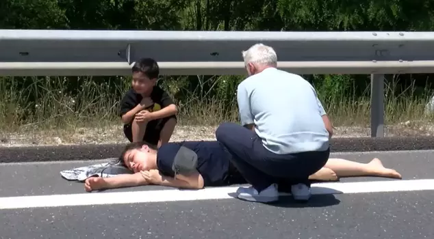 The vehicle that was going in reverse on the highway caused an accident; the injured person did not leave his mother's side for a moment.