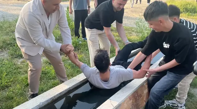 A half-century tradition! They wake up those who do not come to the holiday prayer with ice-cold water.