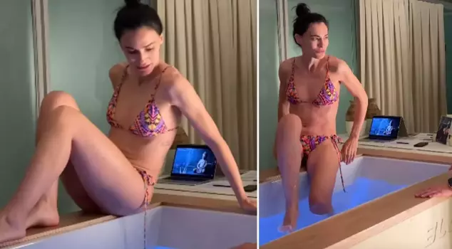 Saadet Işıl Aksoy stayed in a cold water bathtub for 3 and a half minutes.