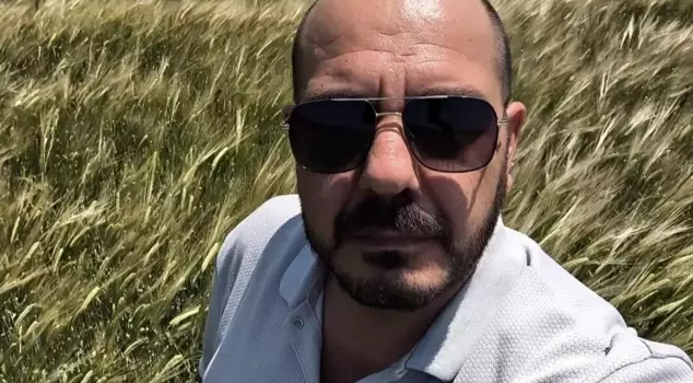 While taking a selfie, he noticed that there were many ticks on his shirt.