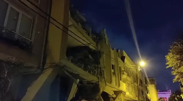 Partial collapse in a 6-story building in Avcılar! Surrounding apartments have been evacuated.