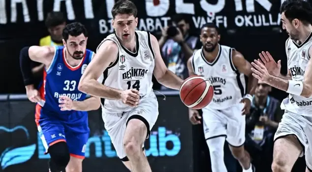 Beşiktaş Fibabanka has a 27-point lead over Anadolu Efes.