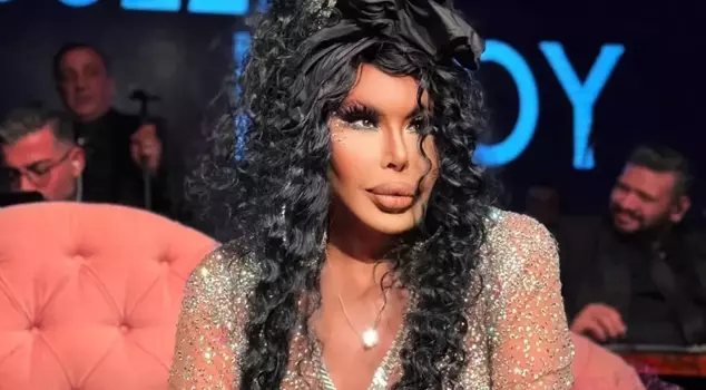 Unusual stage performance by Bülent Ersoy! This time, the diva couldn't stay in one place.