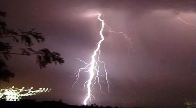 A family working in the field in Denizli was struck by lightning.