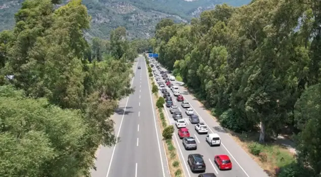 The holiday return traffic has started! A 7-kilometer queue.