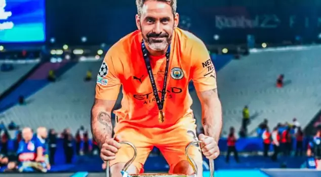 Former Bursaspor goalkeeper Scott Carson left Manchester City after playing 107 minutes and winning 12 trophies.