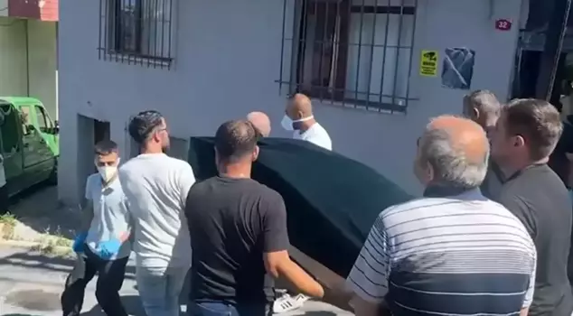 A body wrapped in a carpet was found in the garden of a shanty house in Gaziosmanpaşa.