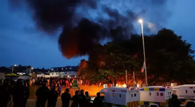 İrlanda'da cinsel saldırı iddiası sonrası sokaklar savaş alanına döndü. 

ترجمة: بعد ادعاء الاعتداء الجنسي في أيرلندا، تحولت الشوارع إلى ساحة معركة.