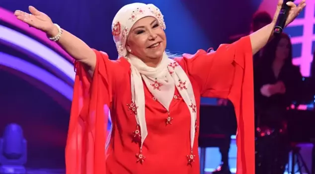 The 68-year artistic journey was crowned with a fashion show: Bedia Akartürk couldn't hold back her tears.