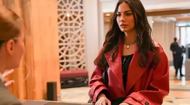 Demet Özdemir's beauty is genetic! Her pose with her sister sparked a lot of conversation.