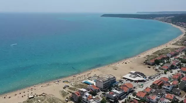 ساحل خليج ساروس تم حظر الخيام والعربات.