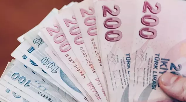 The first wage proposal for 600,000 public workers has been announced.