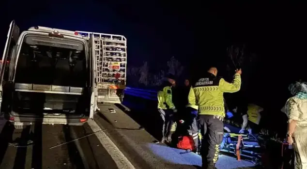 A passenger minibus collided with a truck loaded with gas cylinders in Bolu.