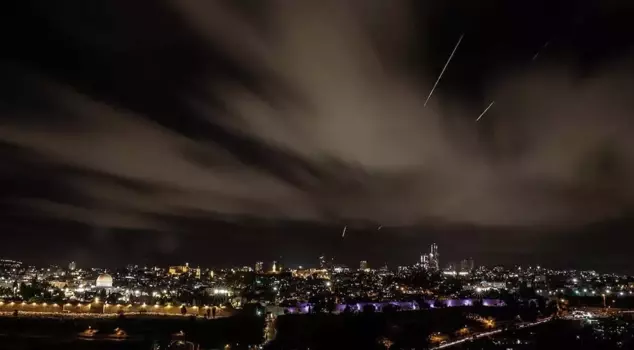 Iran has launched a counterattack! Hundreds of missiles have been fired at Israel.