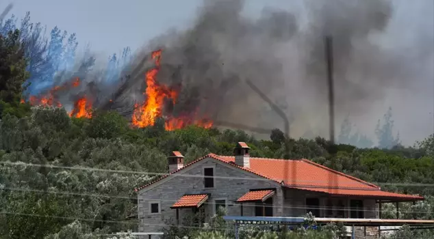 A forest fire in İzmir has reached residential areas.