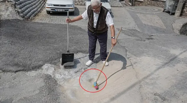 The 452-year-old historical trace is cleaned every day.