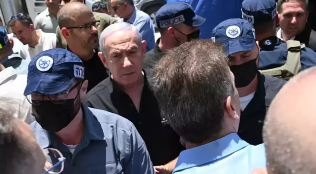 Netanyahu was seen in the city of Bat Yam, which has been turned into rubble by Iran.