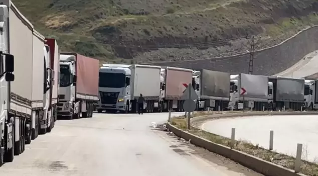 Due to the conflicts, a 2-kilometer-long truck queue has formed at the Turkey-Iran border gate.