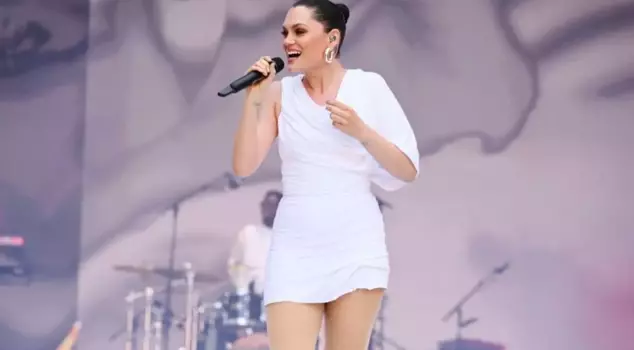 The singer, who has been diagnosed with cancer, announced with tears that she is taking a break from music.