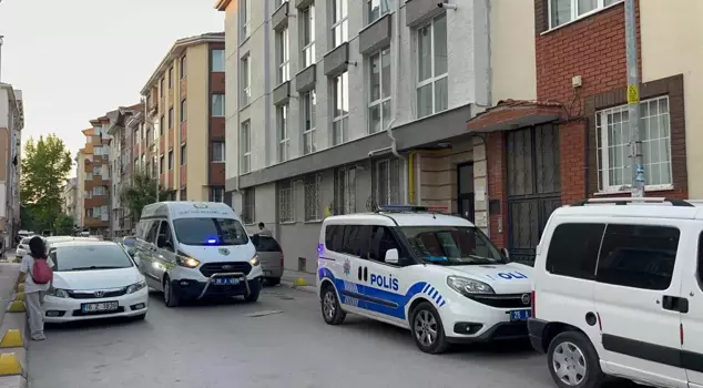 After the bad smells surrounding the apartment, the teams encountered a decomposing corpse.