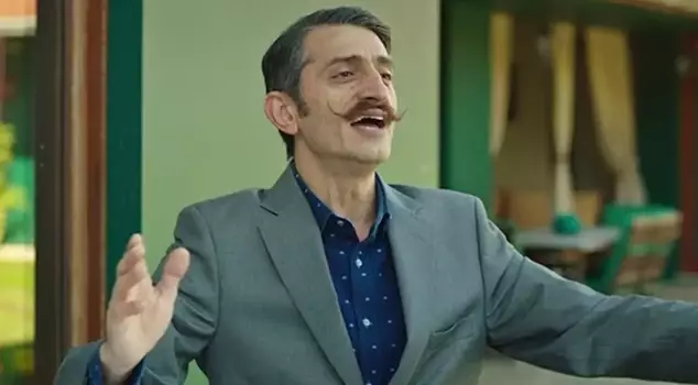 Metin Keçeci'nin gözyaşları içinde isyan ettiği sevindiren haber. 

Arapça çevirisi:
