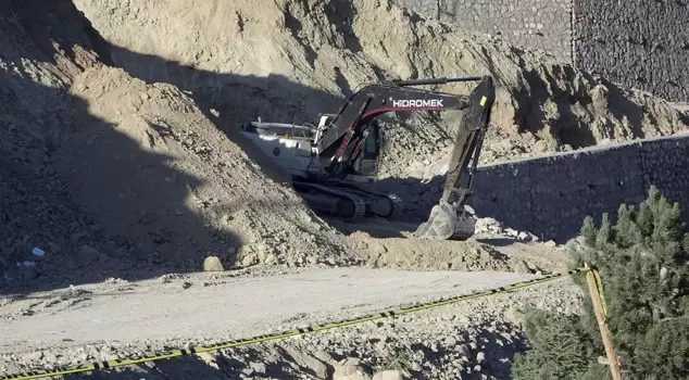 During the excavation work, a cannonball was found.