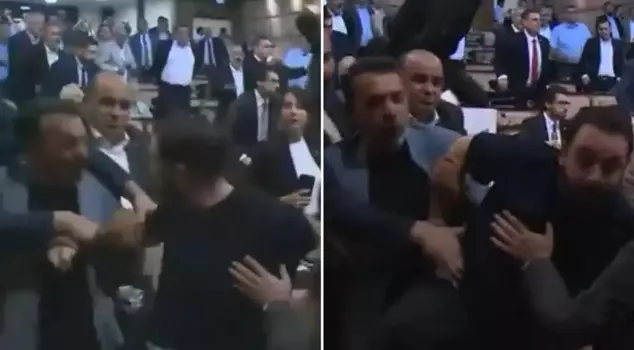 İББ (İstanbul Büyükşehir Belediyesi) Meclisi karıştı! АК Партия (Adalet ve Kalkınma Partisi) ve CHP'li (Cumhuriyet Halk Partisi) üyeler birbirlerinin üzerine yürüdü.

Rusça çevirisi:
ИММ (Столичный муниципалитет Стамбула) Совет переполнился! Члены Партии справедливости и развития (АК Партия) и Народной республиканской партии (ЧП) бросились друг на друга.