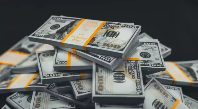 13 مليار دولار من ثروته سيقسمها بين 100 طفل.