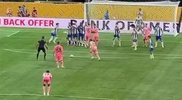 This man is 37 years old! A stylish free kick from Lionel Messi to Porto.