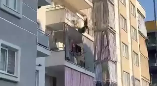 A young girl who jumped from the third floor of the apartment building lost her life.